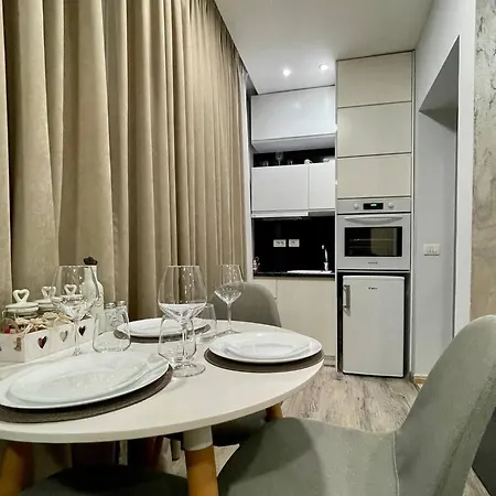 Cozy With Modern Amenities Tirana