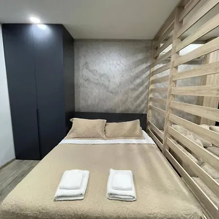 Cozy With Modern Amenities アパート ティラナ